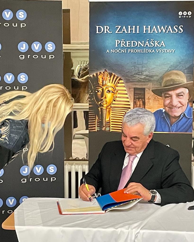 Hawass signing the book about Tutankhamun - social media