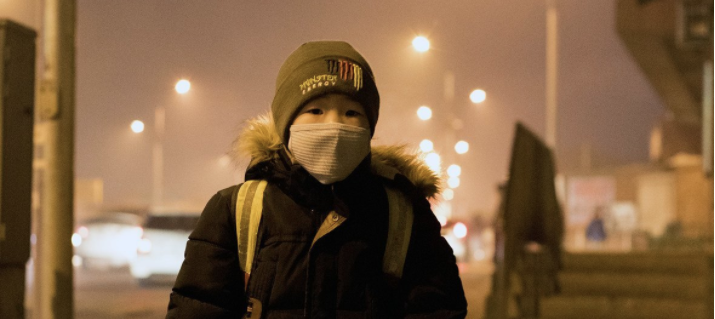 A child waits for a bus to school in Songinokerkan District, Mongolia, where the level of air pollution is considered very dangerous - © UNICEF/Mungunkhishig Batbaatar