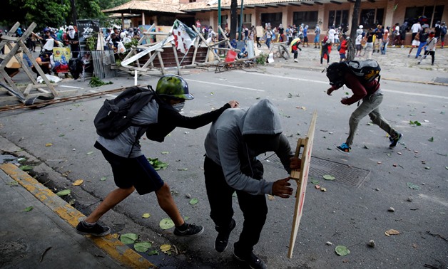 Demonstrators clash with riot security forces during a strike called to protest against Venezuelan President Nicolas Maduro's government in Caracas, Venezuela, July 20, 2017. REUTERS/Carlos Garcia Rawlins