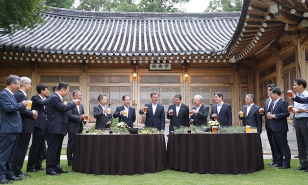 South Korean President Moon Jae-in and corporate tycoons have a happy-hour meeting at Sangchunjae at the Blue House in Seoul, South Korea July 27, 2017. The Presidential Blue House/Yonhap via REUTERS ATTENTION EDITORS - THIS IMAGE HAS BEEN SUPPLIED BY A T