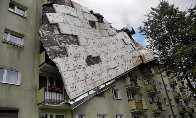 A roof destroyed by a storm hangs from an appartment building in Bydgoszcz, Poland August 12, 2017. Agencja Gazeta/Grazyna Marks via REUTERS ATTENTION EDITORS - THIS IMAGE HAS BEEN SUPPLIED BY A THIRD PARTY. POLAND OUT. NO COMMERCIAL OR EDITORIAL SALES IN