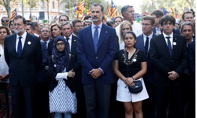 Spain's King Felipe (C), Prime Minister Mariano Rajoy (L) and Catalan regional president Carles Puigdemont (R) take part in a march of unity after the attacks last week, in Barcelona, Spain, August 26, 2017. REUTERS/Juan Medina