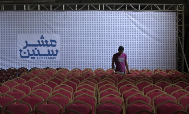 © Mahmud Hams / AFP | A Palestinian labourer prepares the hall for the screening of "10 Years" at Samer Cinema in Gaza City on August 26, 2017