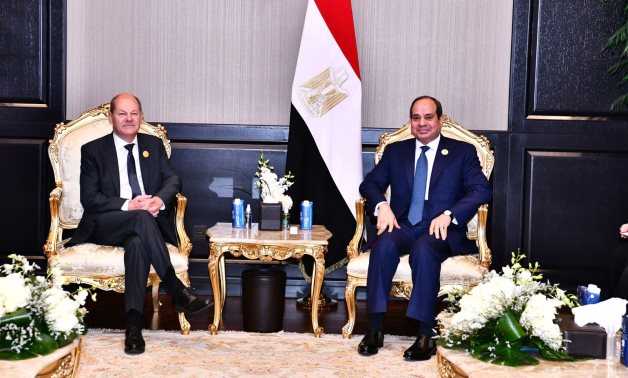 President Abdel Fatah al-Sisi (R) and German Chancellor Olaf Scholz (L) 