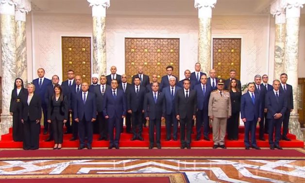 New cabinet's ministers pose to a picture with President Sisi 
