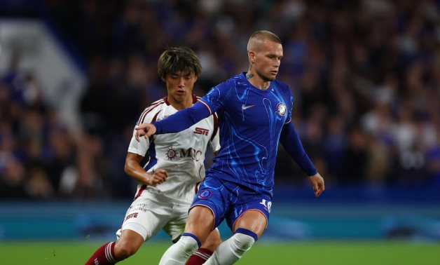 Chelsea's Mykhailo Mudryk in action with Servette's Keigo Tsunemoto Action Images via Reuters/Matthew Childs 