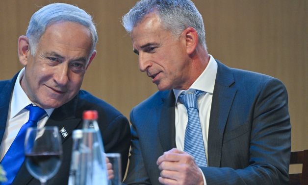 A file photo showing Mossad Director David Barnea (R) and Israeli Prime Minister Benjamin Netanyahu (L) – US GPO