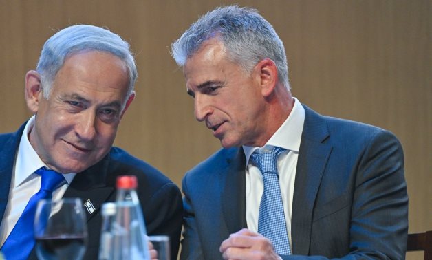 A file photo showing Mossad Director David Barnea (R) and Israeli Prime Minister Benjamin Netanyahu (L) – US GPO