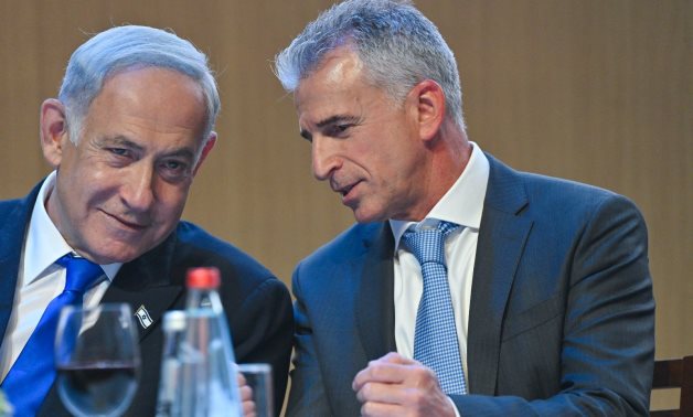 A file photo showing Mossad Director David Barnea (R) and Israeli Prime Minister Benjamin Netanyahu (L) – US GPO