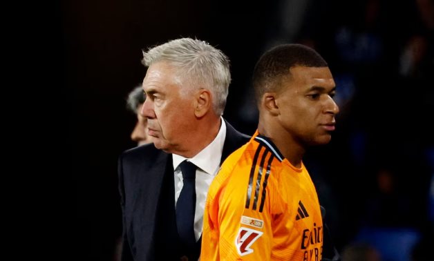 Real Madrid's Kylian Mbappe with coach Carlo Ancelotti after being substituted off REUTERS/Vincent West 