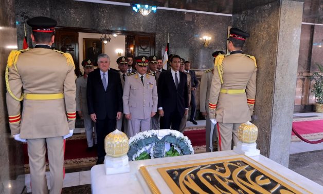 Minister of Defense and Military Production Abdel Maguid Saqr lays a wreath of flowers on the tomb of the late leader Gamal Abdel Nasser – Egyptian military spox