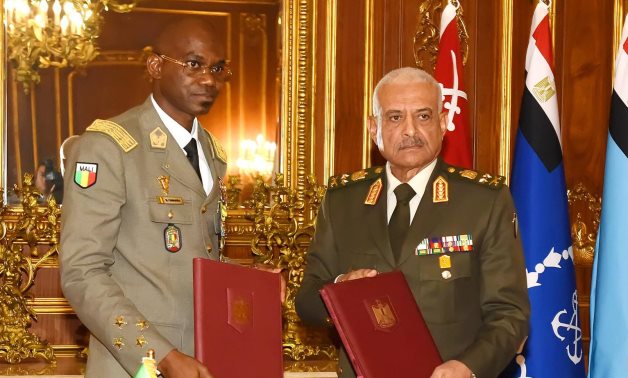 Lieutenant General Abdel Majeed Saqr, Commander-in-Chief of the Egyptian Armed Forces, Minister of Defense and Military Production, met with Lieutenant General Sadio Camara, Mali Minister of National Defense 