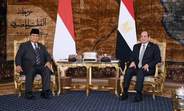 Egyptian President Abdel Fattah El-Sisi (R) welcomes his Indonesian counterpart, President Prabowo Subianto, in Cairo, 18 Dec. 2024 – Egyptian Presidency