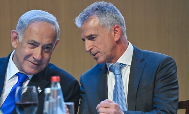 A file photo showing Mossad Director David Barnea (R) and Israeli Prime Minister Benjamin Netanyahu (L) – US GPO