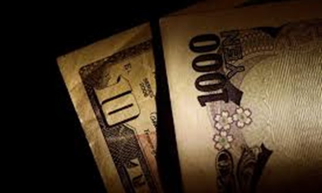 FILE PHOTO: Japan Yen and U.S. Dollar notes are seen in this June 22, 2017 illustration photo. REUTERS/Thomas White/Illustration/File Photo
