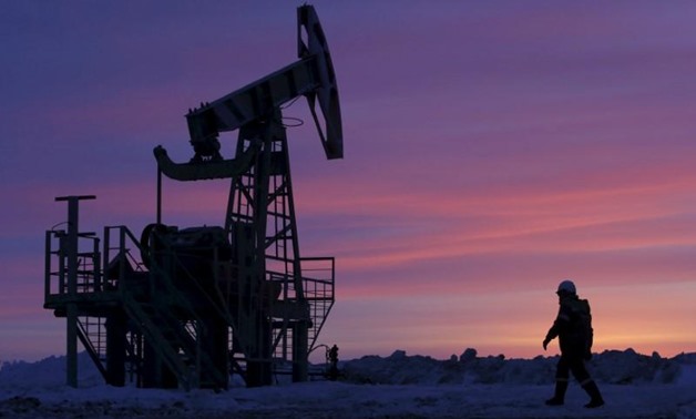 A worker at an oil field owned by Bashneft, Bashkortostan, Russia, January 28, 2015. REUTERS/Sergei Karpukhin/File Photo