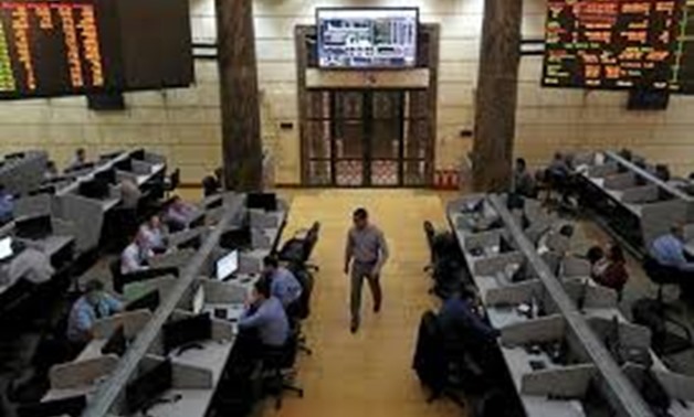 Traders work at the Egyptian stock exchange in Cairo, Egypt April 18, 2016. REUTERS/Mohamed Abd El Ghany
