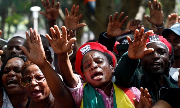 Protesters calling for Zimbabwean President Robert Mugabe to resign attend a prayer meeting outside parliament in Harare, Zimbabwe, November 21, 2017. REUTERS/Mike Hutchings TPX IMAGES OF THE DAY

