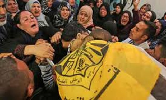 Palestinian mourners carry the body of Zakaria al-Kafarneh, who was killed during clashes with Israeli troops. Photo: MAHMUD HAMS / AFP