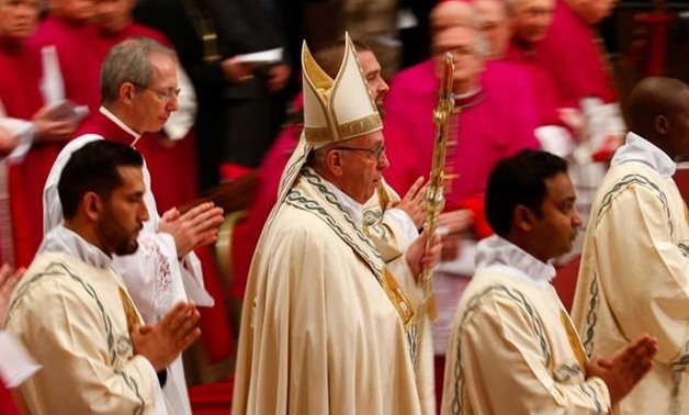 Pope Francis arrives to lead the First Vespers and Te Deum prayer in Saint Peter's Basilica at the Vatican December 31, 2017. REUTERS/Tony Gentile
