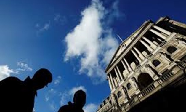 FILE PHOTO: People pass the Bank of England in the City of London January 16, 2014. REUTERS/Luke MacGregor
