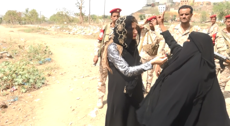 آمنة ..إحدى أمهات الشهداء من داخل مقابر تعز تدعو الله ينتقم من الحوثى لدم ولدها