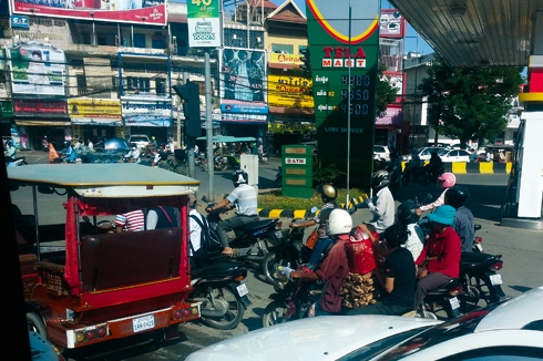 A zahma, or traffic jam, Phnom Penh-style. (photo by Richard Hoath)