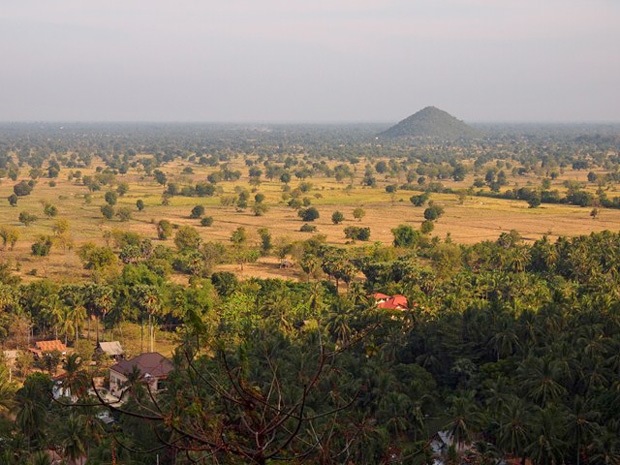 Surrounding countryside at Phnom Sampeau (Photo by Paul Arps via Wikimedia Commons)