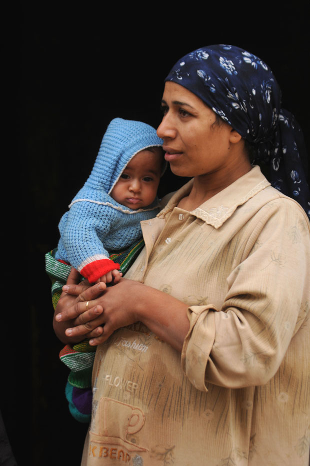 A mother with her baby in Deir Al-Maymun.