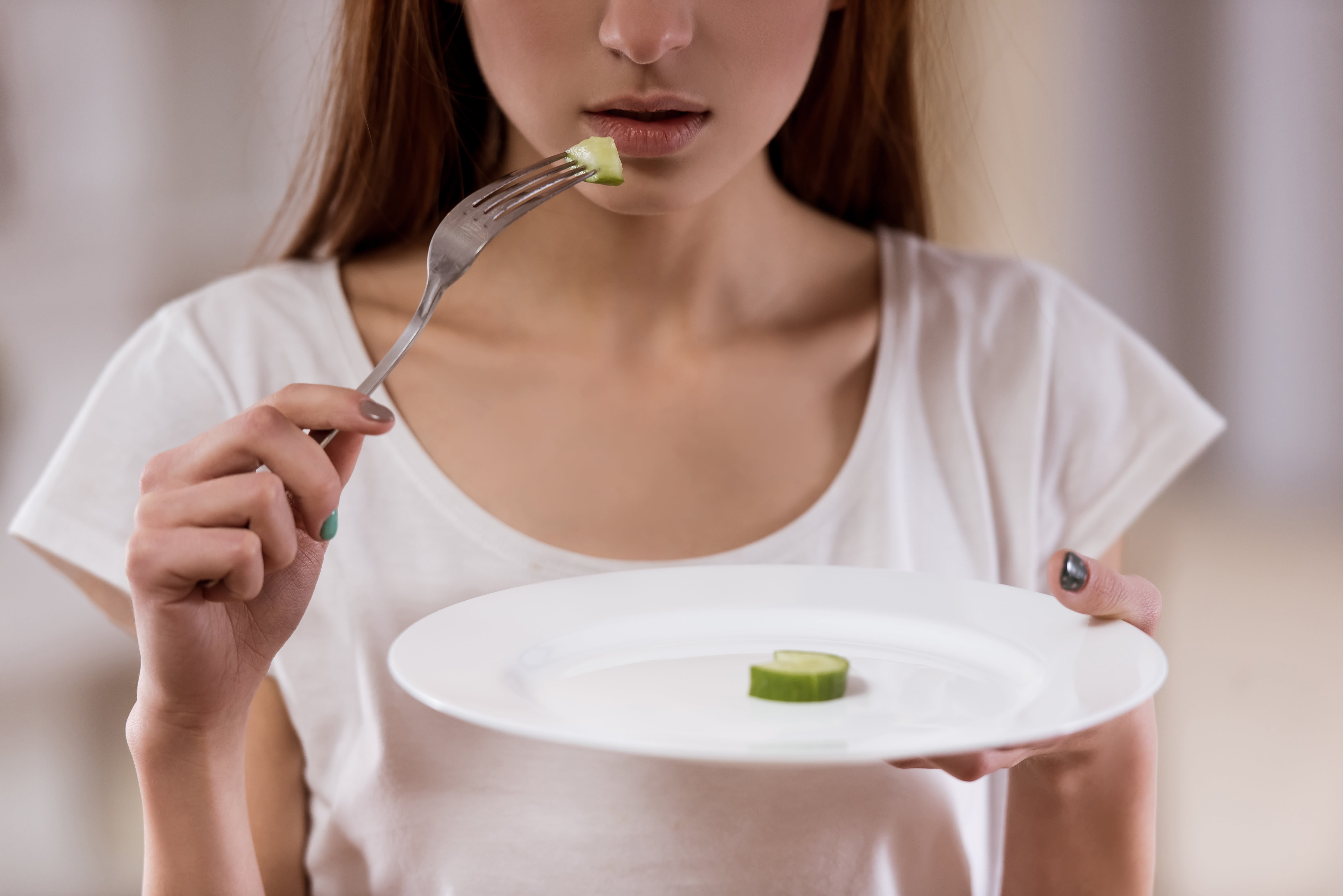 Пищевой голод. Анорексия еда. Расстройство пищевого поведения. Девушка с тарелкой. Пищевое расстройство анорексия.