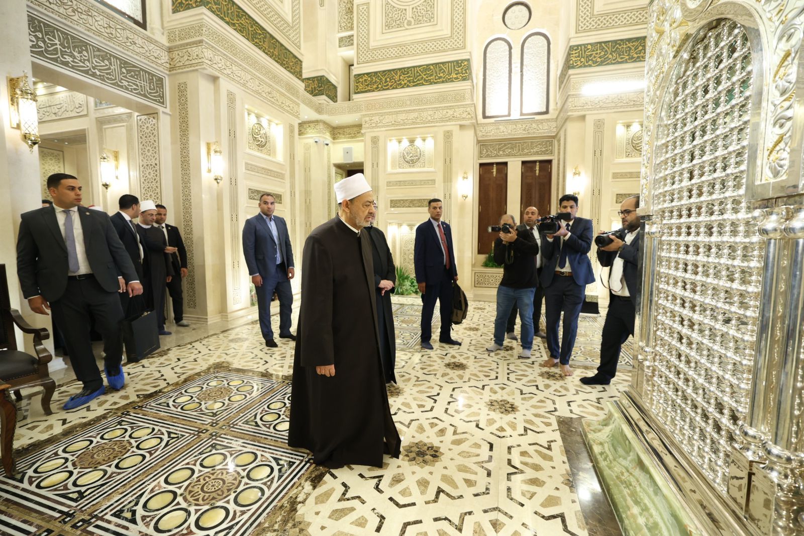 In Pics: Azhar Grand Imam visits Sayyida Zainab Mosque after renovation ...