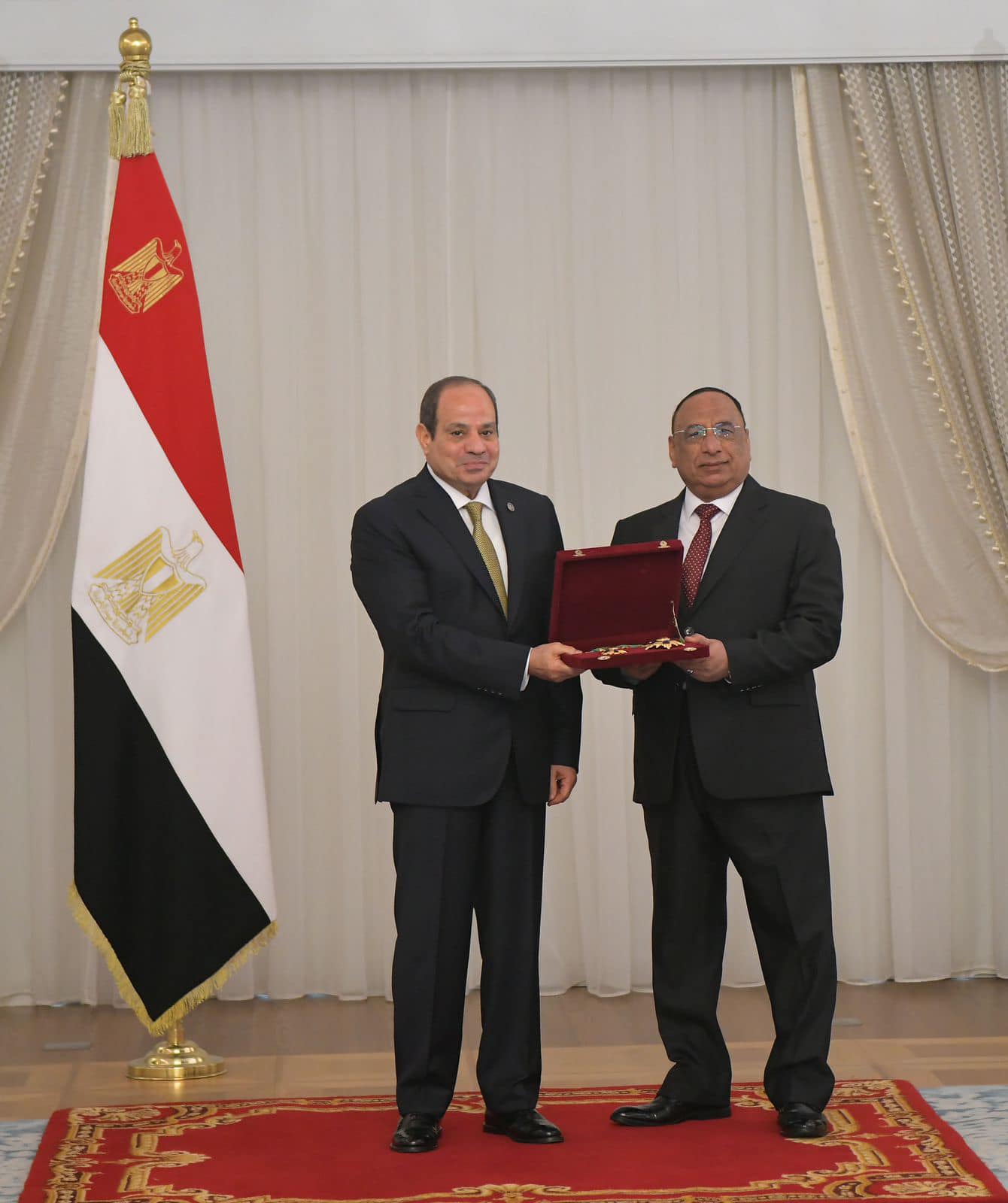 Sisi bestows the Order of the Republic upon former head of State Lawsuits Authority