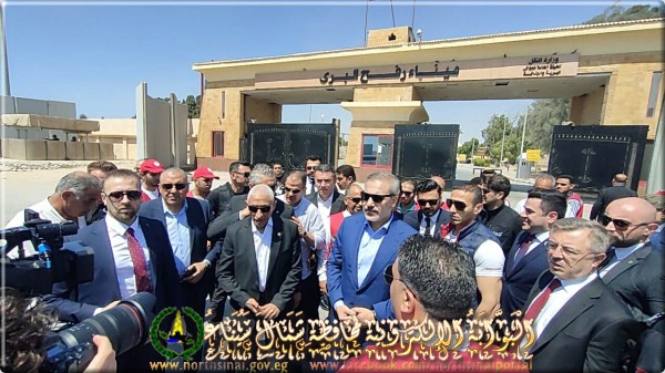 Photos- Turkish FM visits North Sinai, tours Rafah border crossing3