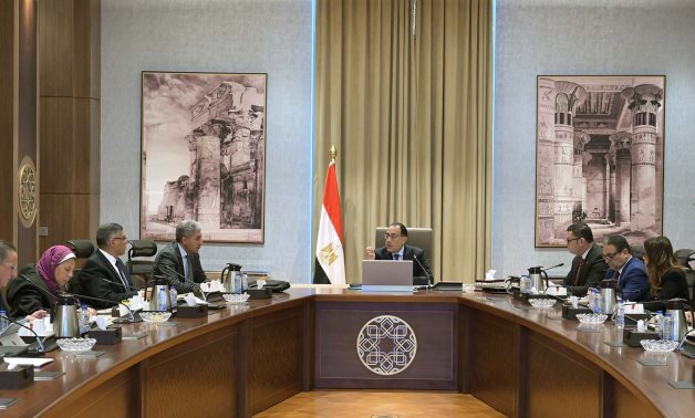 Egypt’s PM receives proposals of tourism opportunities in vicinity of Giza Pyramids Plateau